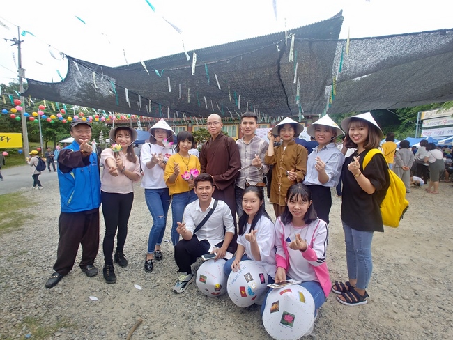 Partake in the Vesak Ceremony at Yonggungsa Cham Joeun Uri Temples